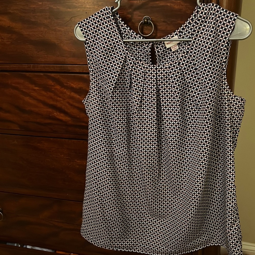 3 FOR $20- sleeveless shell top with pink/white design